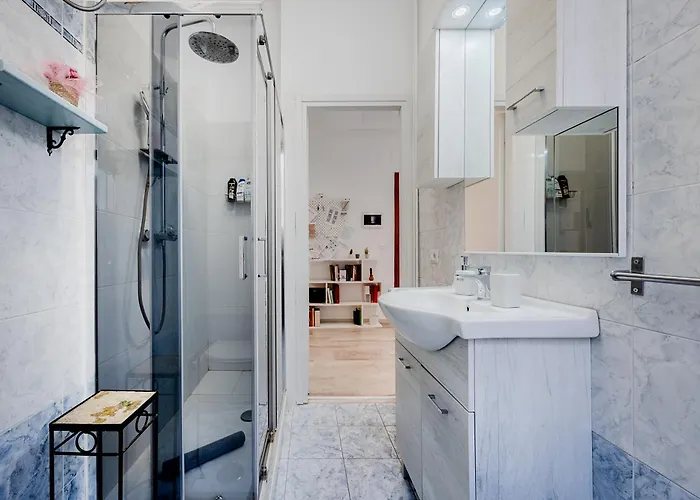 Brandnew Luxury House Near Metro Station